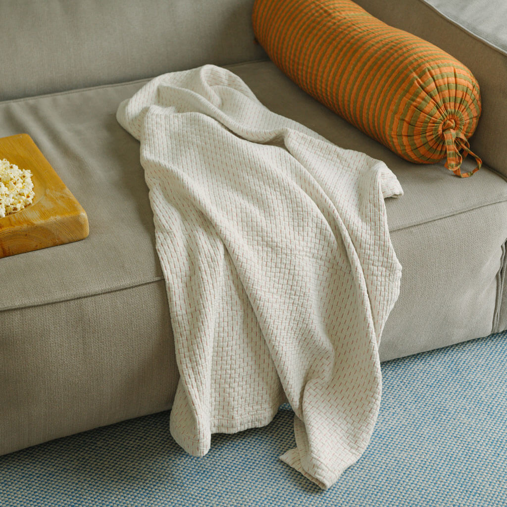 ROOM IN A BOX Tagesdecke auf Sofa