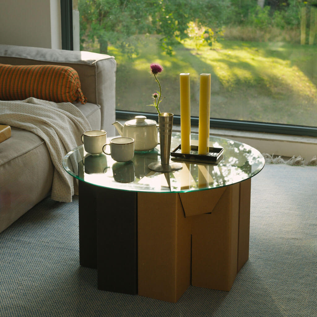 ROOM IN A BOX Hocker in schwarz und naturbraun auf als Couchtisch