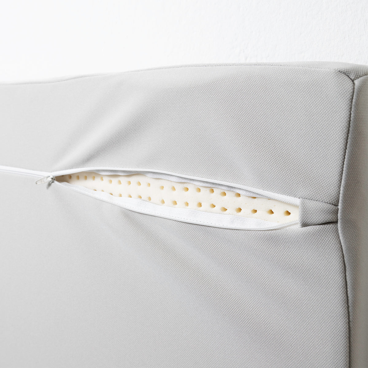 RIAB Bettkopfteil in lichtgrau Rückseite mit offenem Reißverschluss