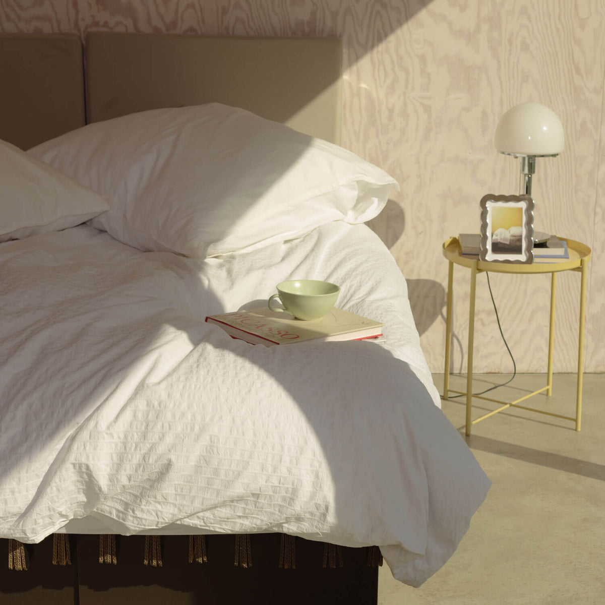 RIAB GRID Bett in schwarz mit Bettkopfteil in lichtgrau