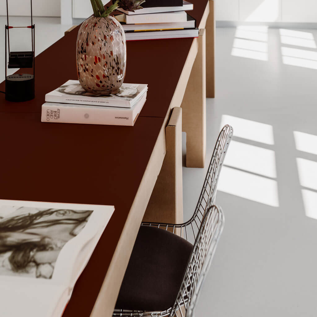 RIAB GRID Tisch in naturbraun mit Linoleum Auflage in bordeaux