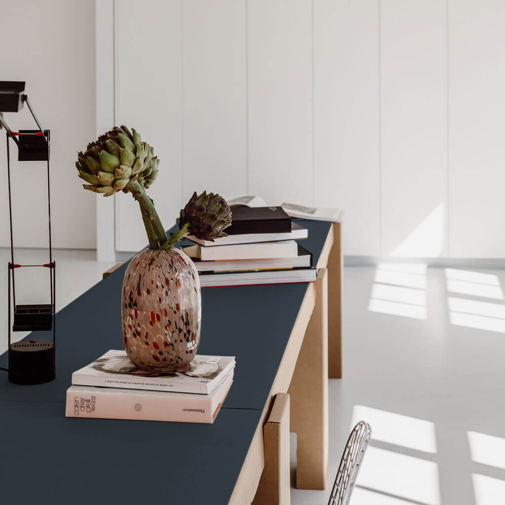 RIAB GRID Tisch in naturbraun mit Linoleum Auflage in dunkelblau