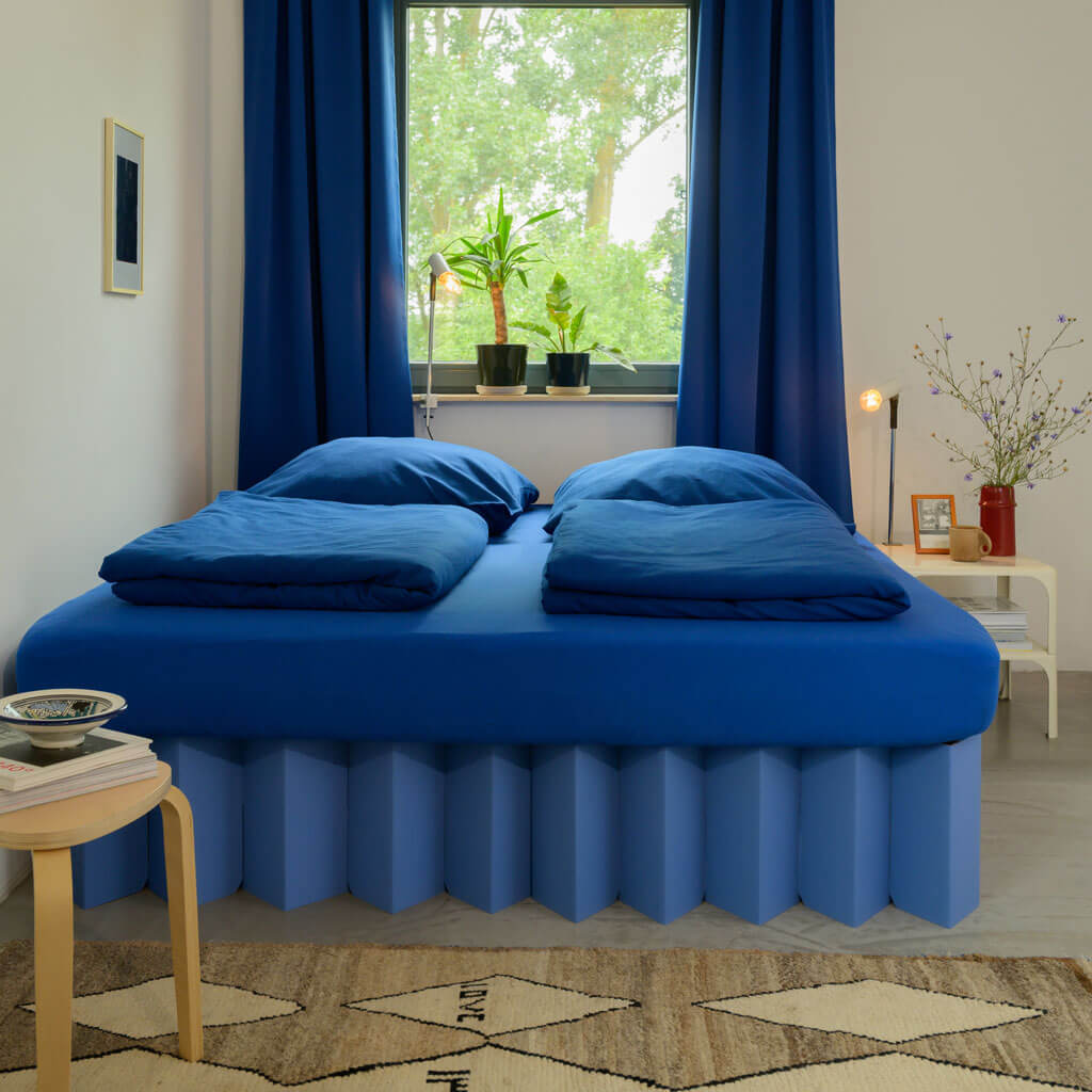 ROOM IN A BOX Bett 2.0 in kornblumenblau Größe L