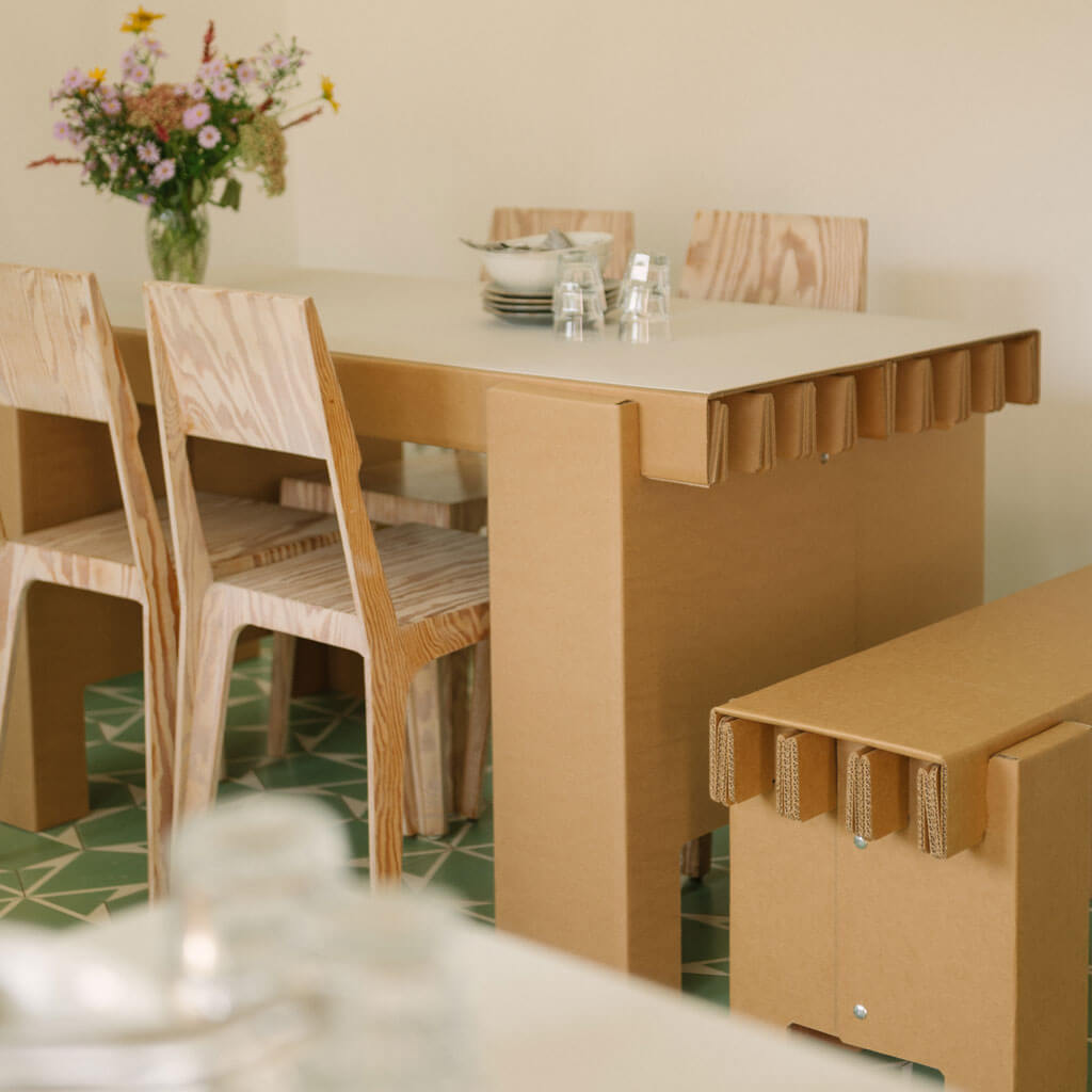 ROOM IN A BOX GRID Bank an Esstisch