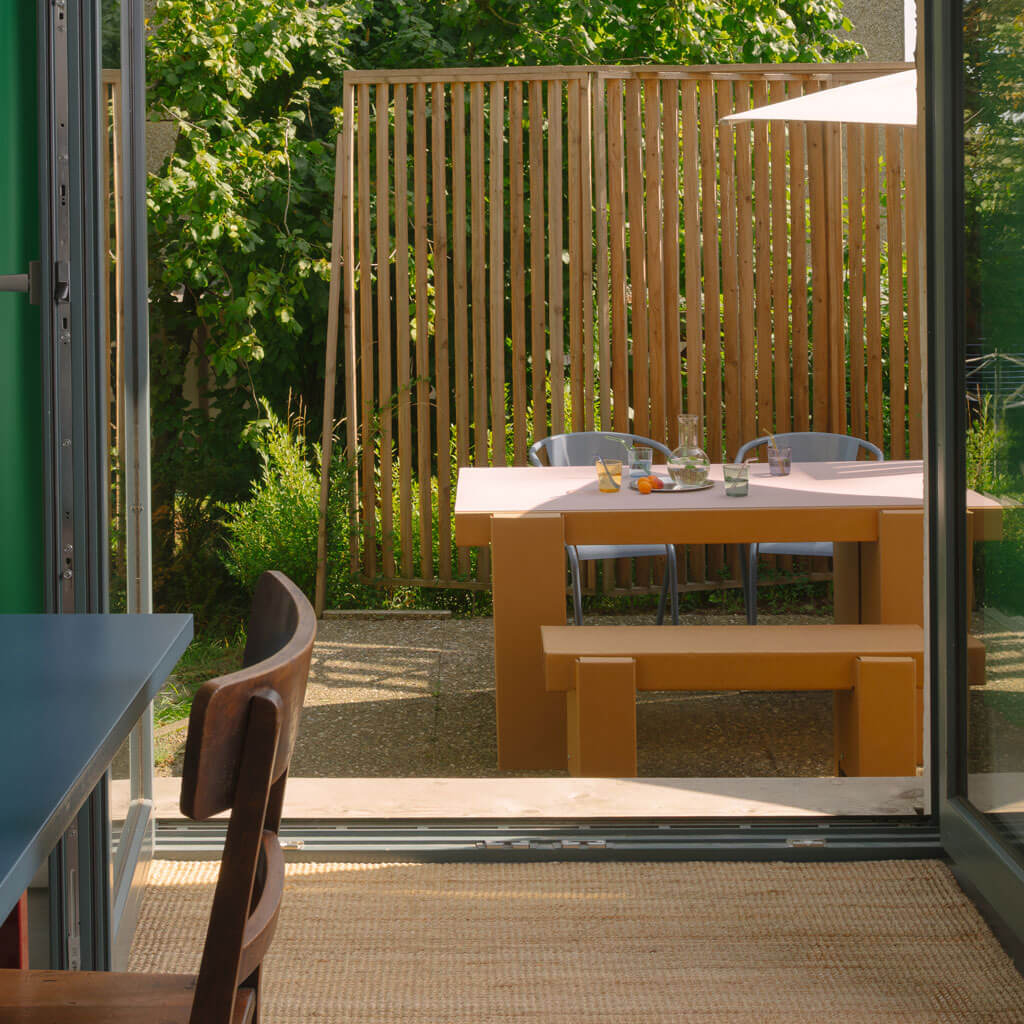 ROOM IN A BOX GRID Bank an Esstisch auf Terrasse