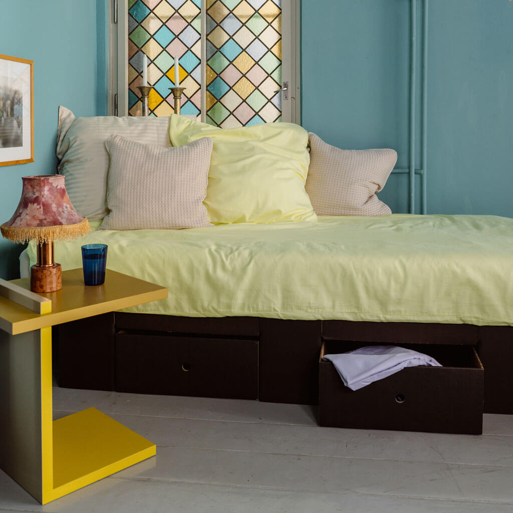 ROOM IN A BOX Bettwäsche aus Bio-Baumwolle in zitronengelb auf schwarzem GRID Bett