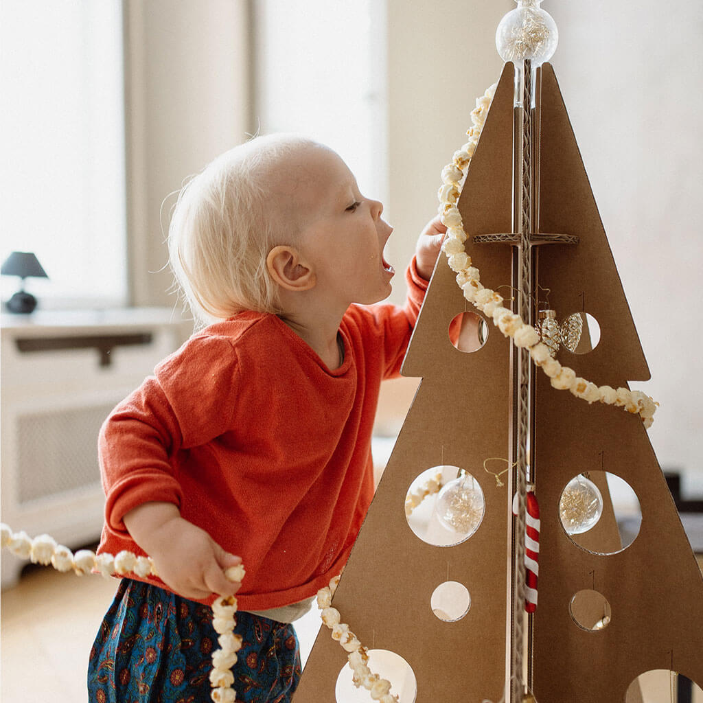 ROOM IN A BOX Wiederverwendbarer Weihnachtsbaum klein geschmückt mit Kind