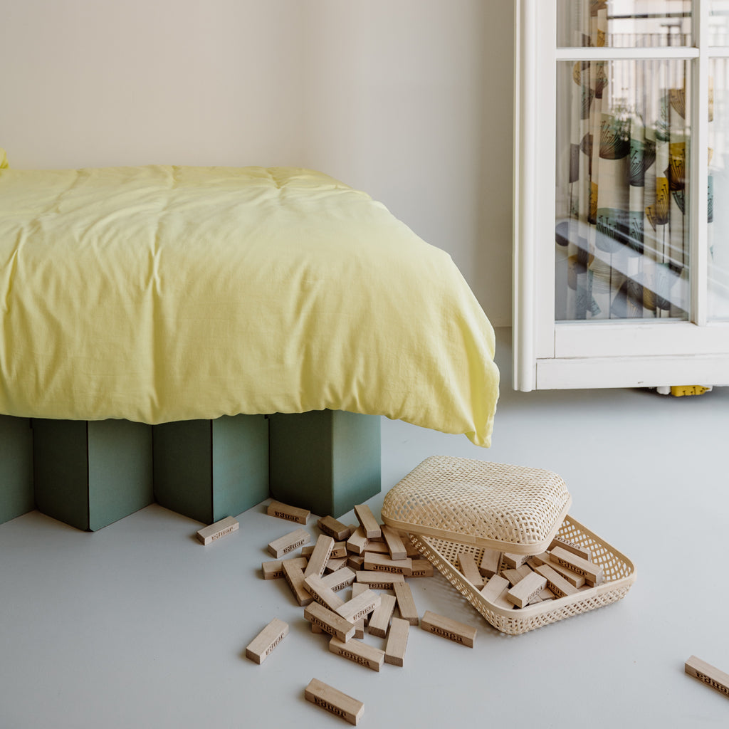 ROOM IN A BOX Bettwäsche aus Bio-Baumwolle in zitronengelb auf Bett 2.0 in salbei