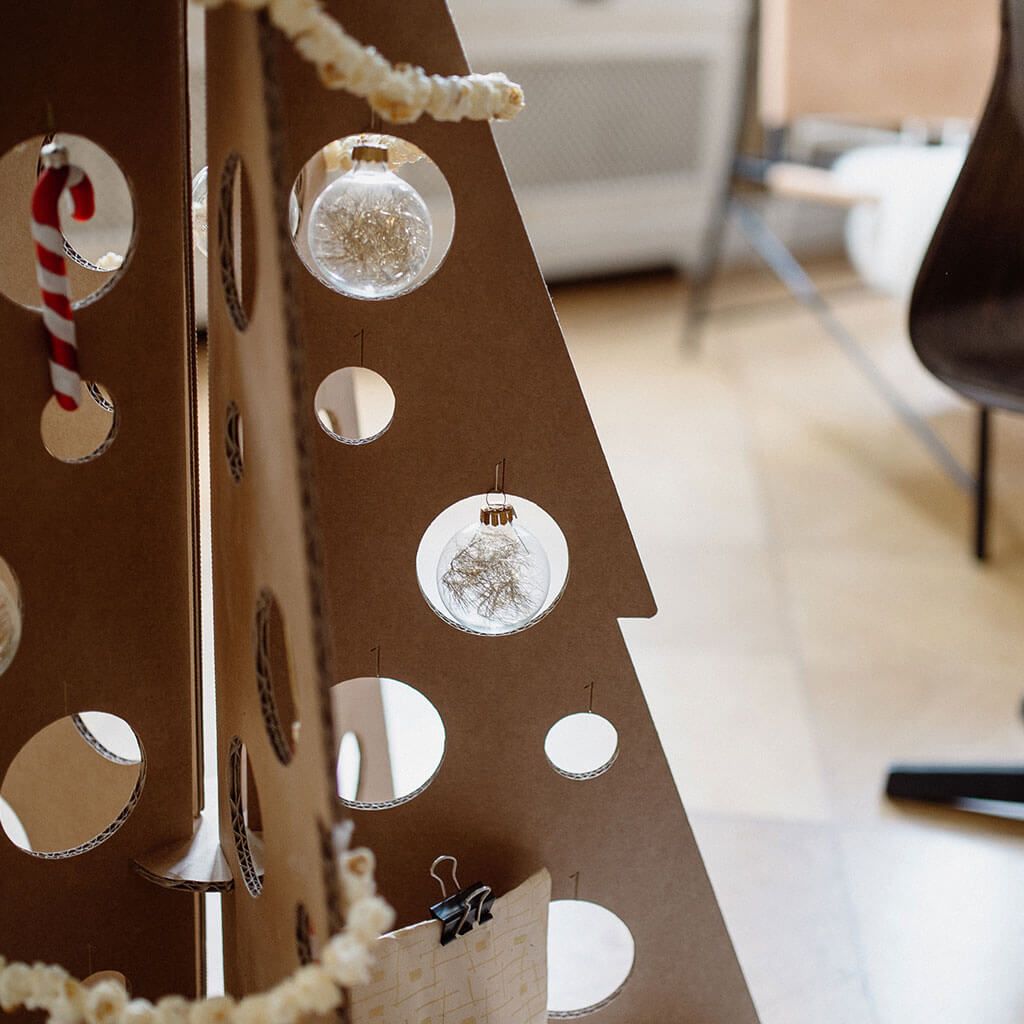 ROOM IN A BOX Wiederverwendbarer Weihnachtsbaum klein geschmückt