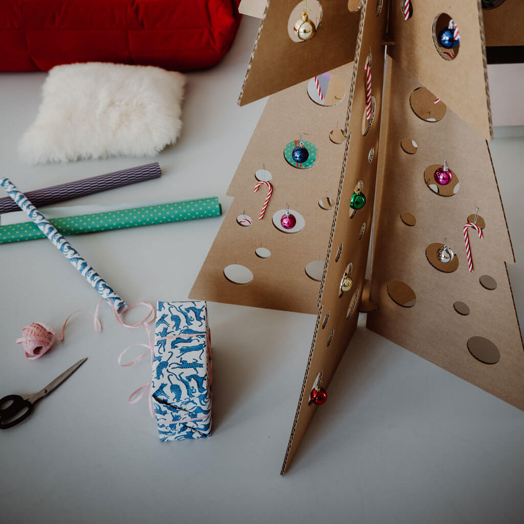 ROOM IN A BOX Wiederverwendbarer Weihnachtsbaum gross geschmückt